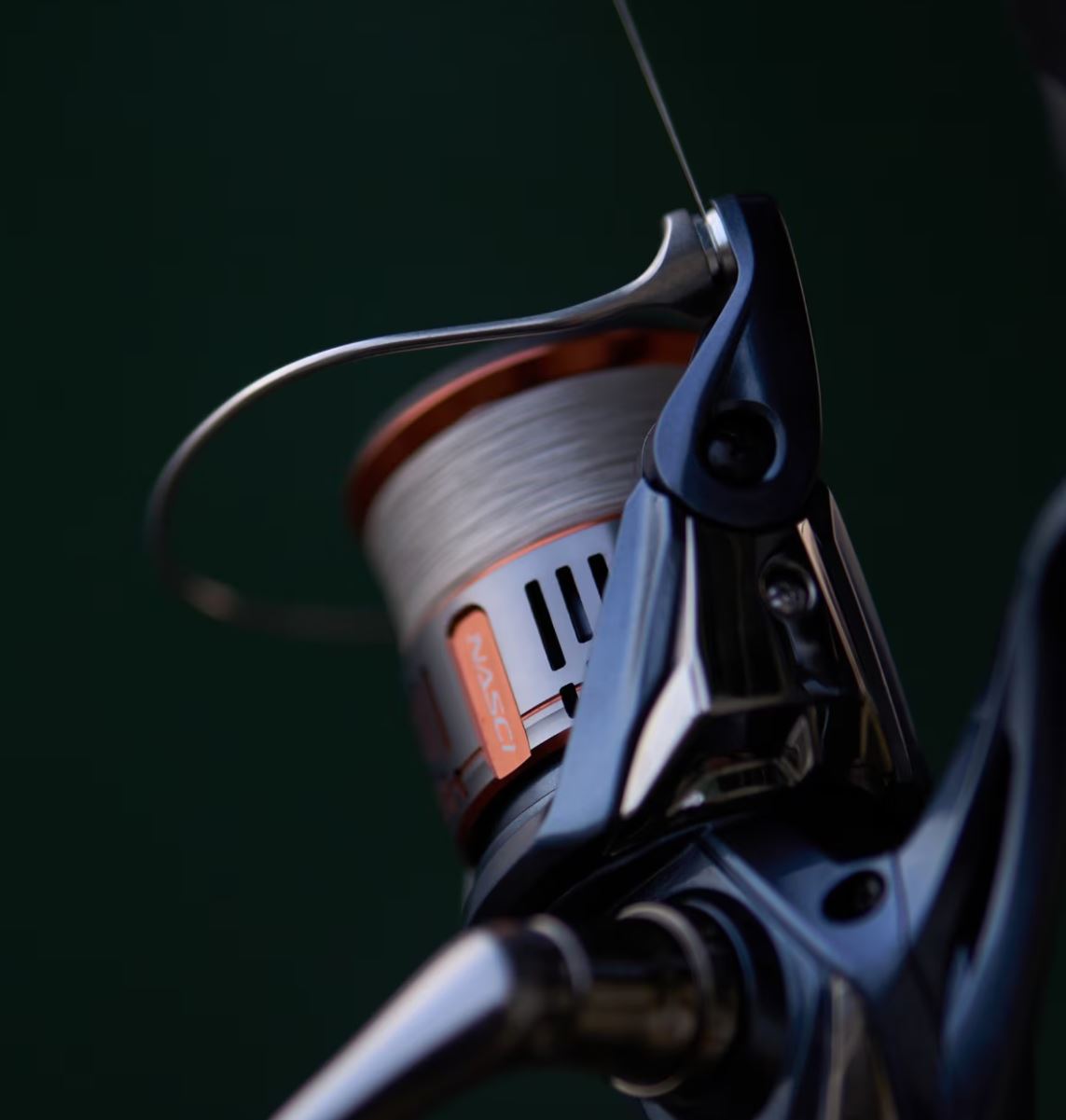 Катушка Shimano Nasci 2500  25 — крупный план
	                                    1