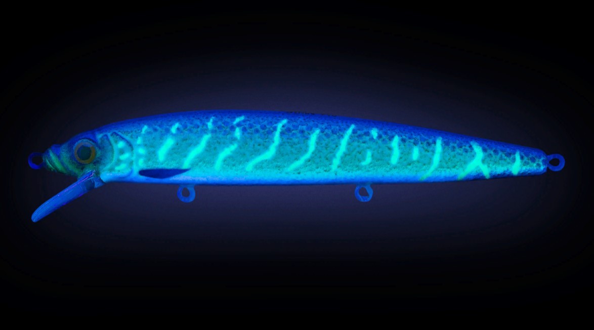 Воблер Strike Pro Alpha Minnow 115 JV012 Green Motoroil Pike UV 12,5 гр   EG-033F#JV012-UV — крупный план
	                                    1