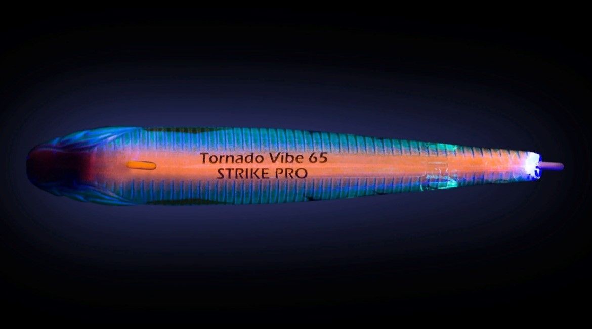Воблер Strike Pro Tornado Vibe 65 A102G Transparent Perch 14,5 гр   EG-204A-UV#A102G — крупный план
	                                    1