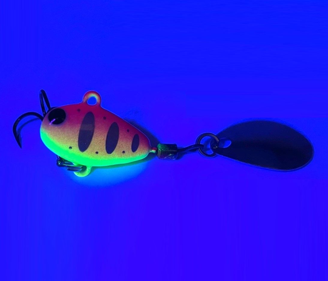 Тейл-спиннер UF Studio Hurricane 28 28 гр 70 мм Pink Chart   H28Pchart — крупный план
	                                    1