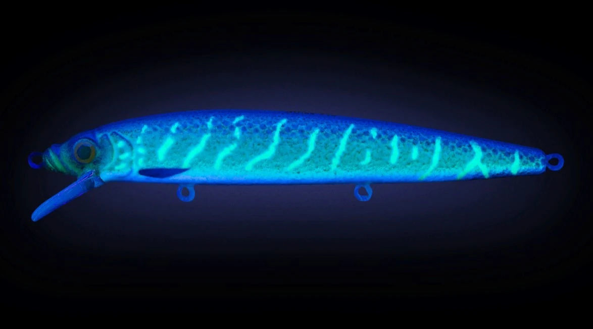 Воблер Strike Pro Alpha Minnow 115 JV012 Green Motoroil Pike UV 12,5 гр   EG-033F#JV012-UV — крупный план
	                                    1