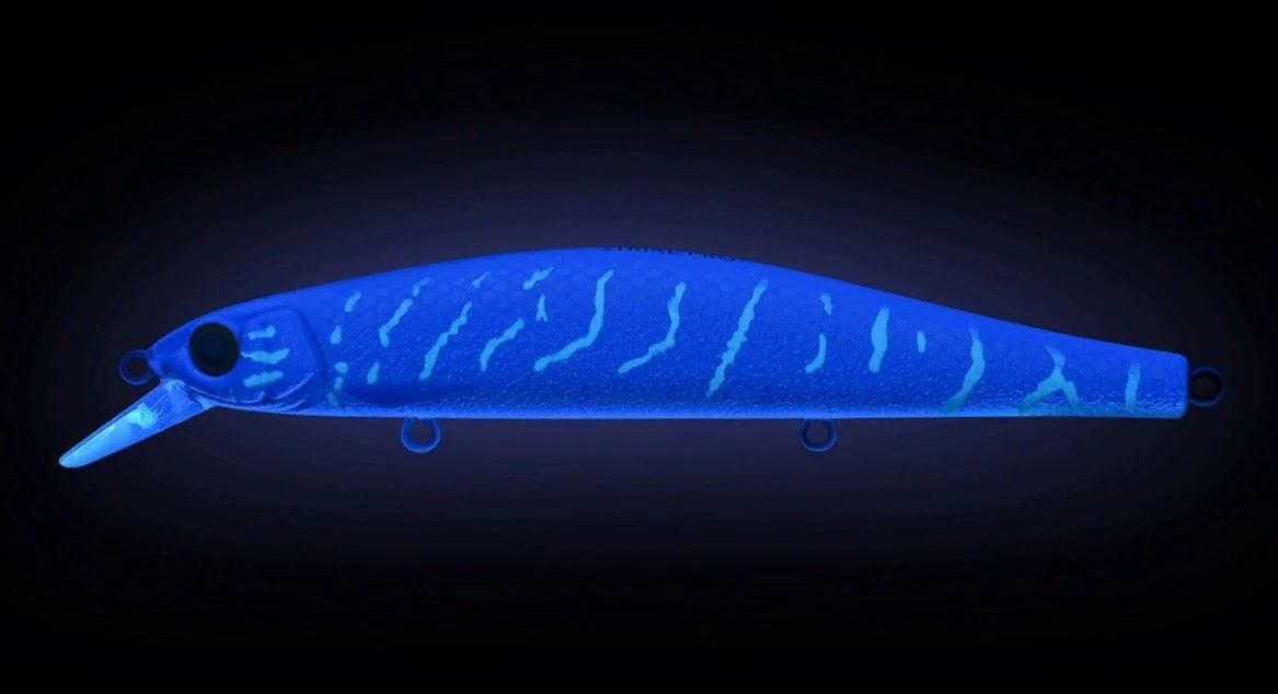 Воблер Strike Pro Inquisitor 110SP JV012-UV Green Motoroil Pike UV 16,2 гр   EG-193B-SP#JV012-UV — крупный план
	                                    1